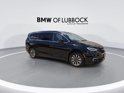 Used 2024 Chrysler Pacifica Limited FWD image 2