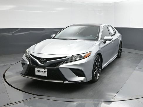 Used 2018 Toyota Camry XSE image 30