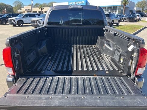 Used 2017 Toyota Tacoma TRD Sport image 6