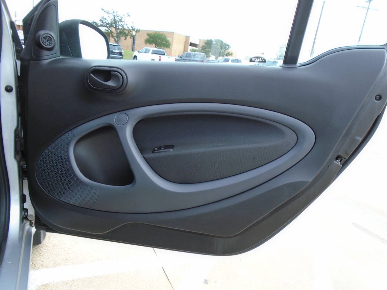 Used 2017 smart fortwo pure RWD image 25