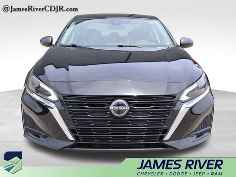 Used 2025 Nissan Altima 2.5 SV FWD image 7