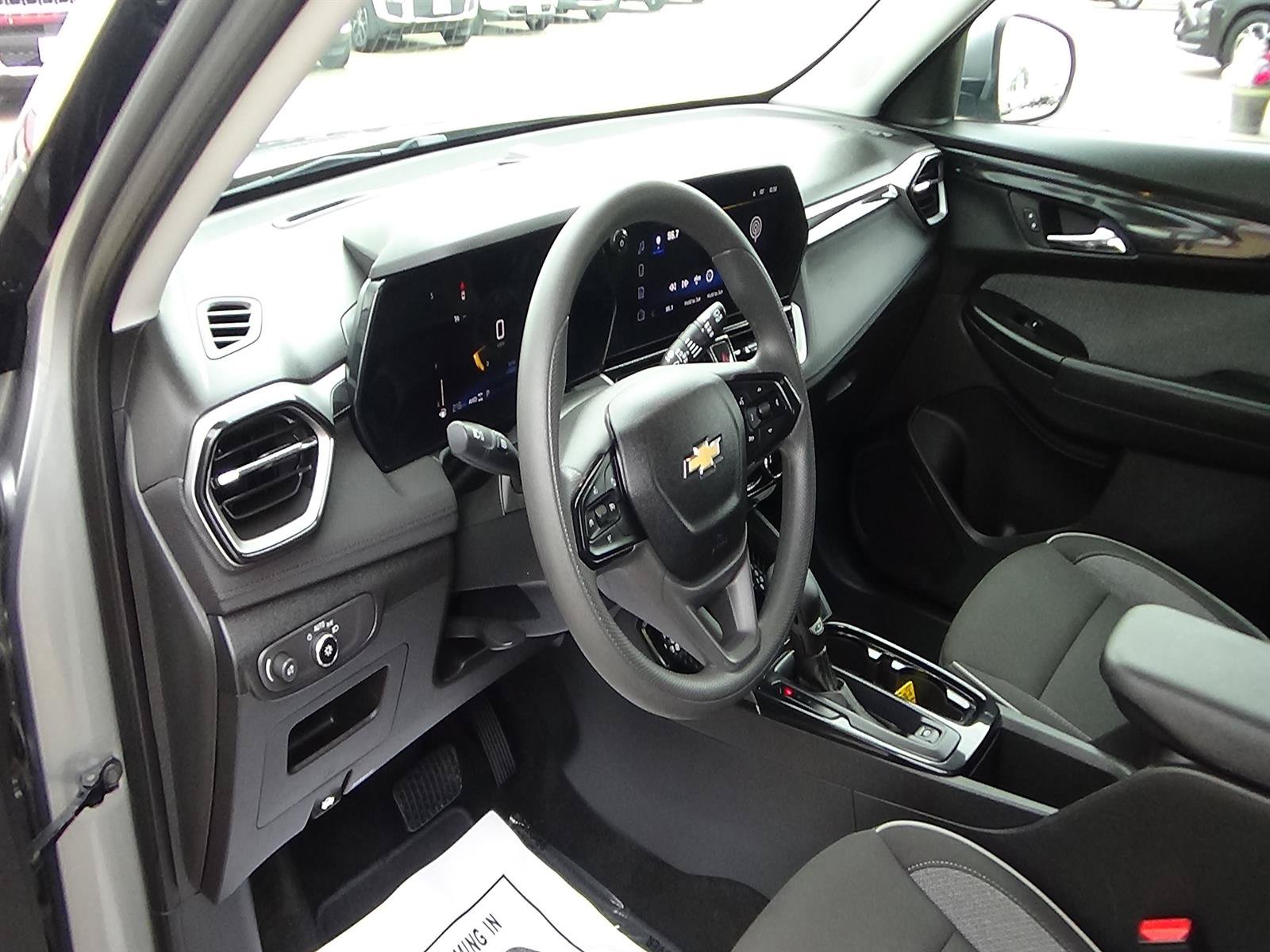 Used 2025 Chevrolet TrailBlazer LT AWD/4WD image 17