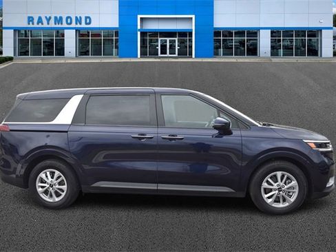 Certified 2023 Kia Carnival LX image 2