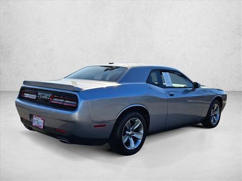 Used 2017 Dodge Challenger SXT image 5