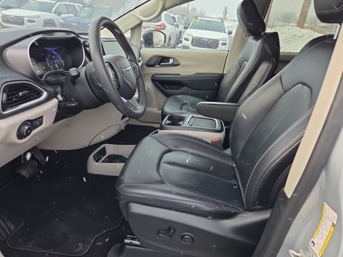 Used 2024 Chrysler Pacifica Touring-L image 12