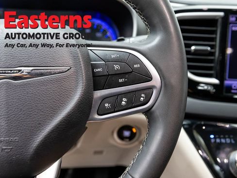 Used 2022 Chrysler Pacifica Touring-L image 16