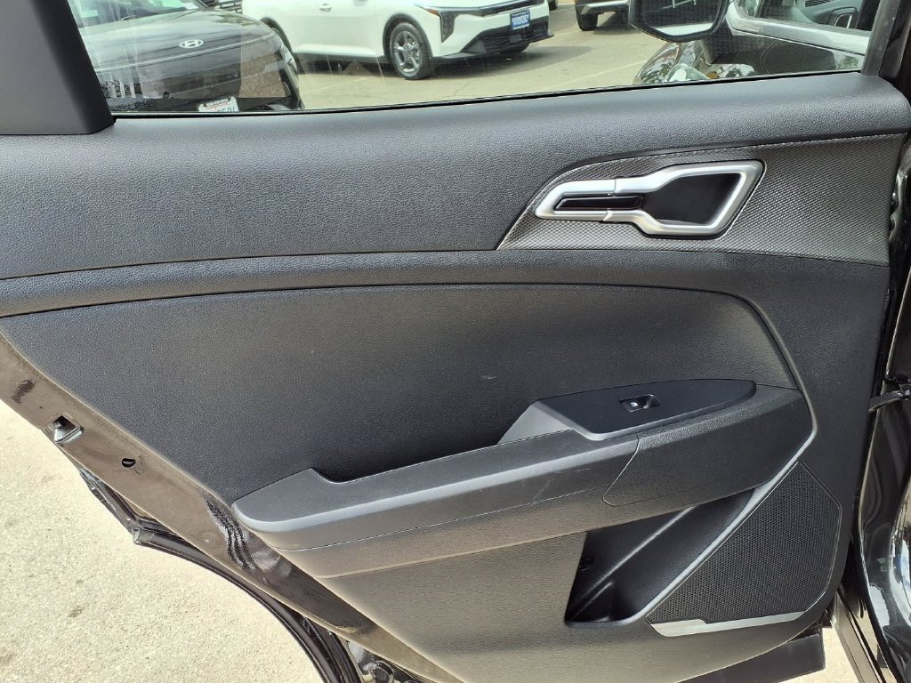 Used 2025 Kia Sportage LX FWD image 9