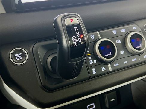 Used 2023 Land Rover Defender 110 SE image 17