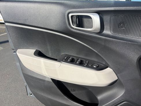 Used 2025 Hyundai Venue SEL image 18