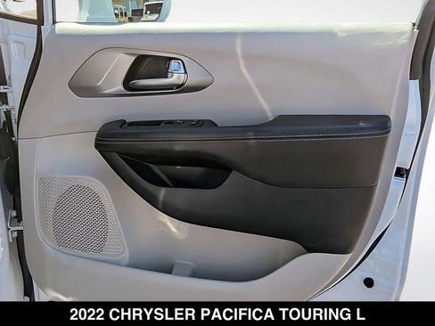 Used 2022 Chrysler Pacifica Touring-L FWD image 32