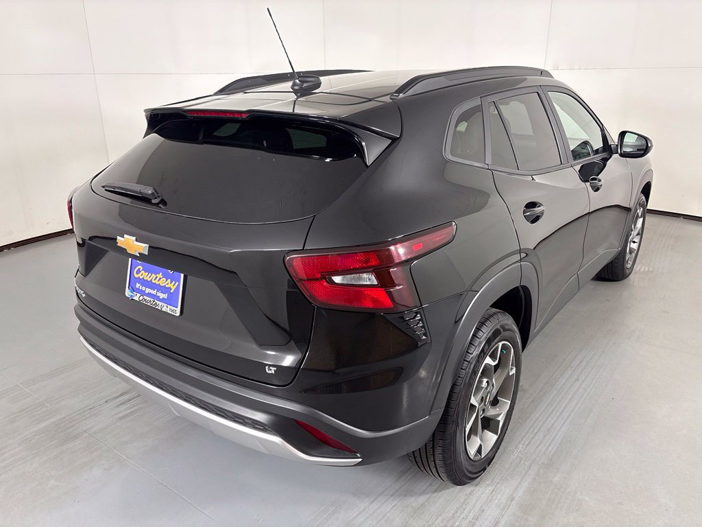 Used 2025 Chevrolet Trax LT FWD image 8