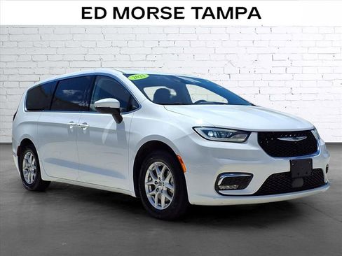 Used 2023 Chrysler Pacifica Touring-L FWD image 5