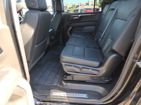 Used 2025 Chevrolet Suburban Z71 AWD/4WD image 21