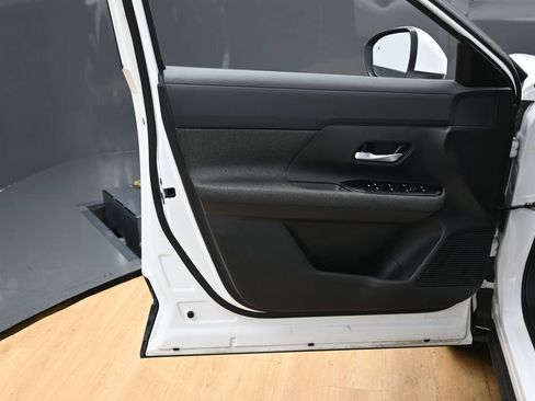 Used 2025 Nissan Kicks SV AWD/4WD image 39