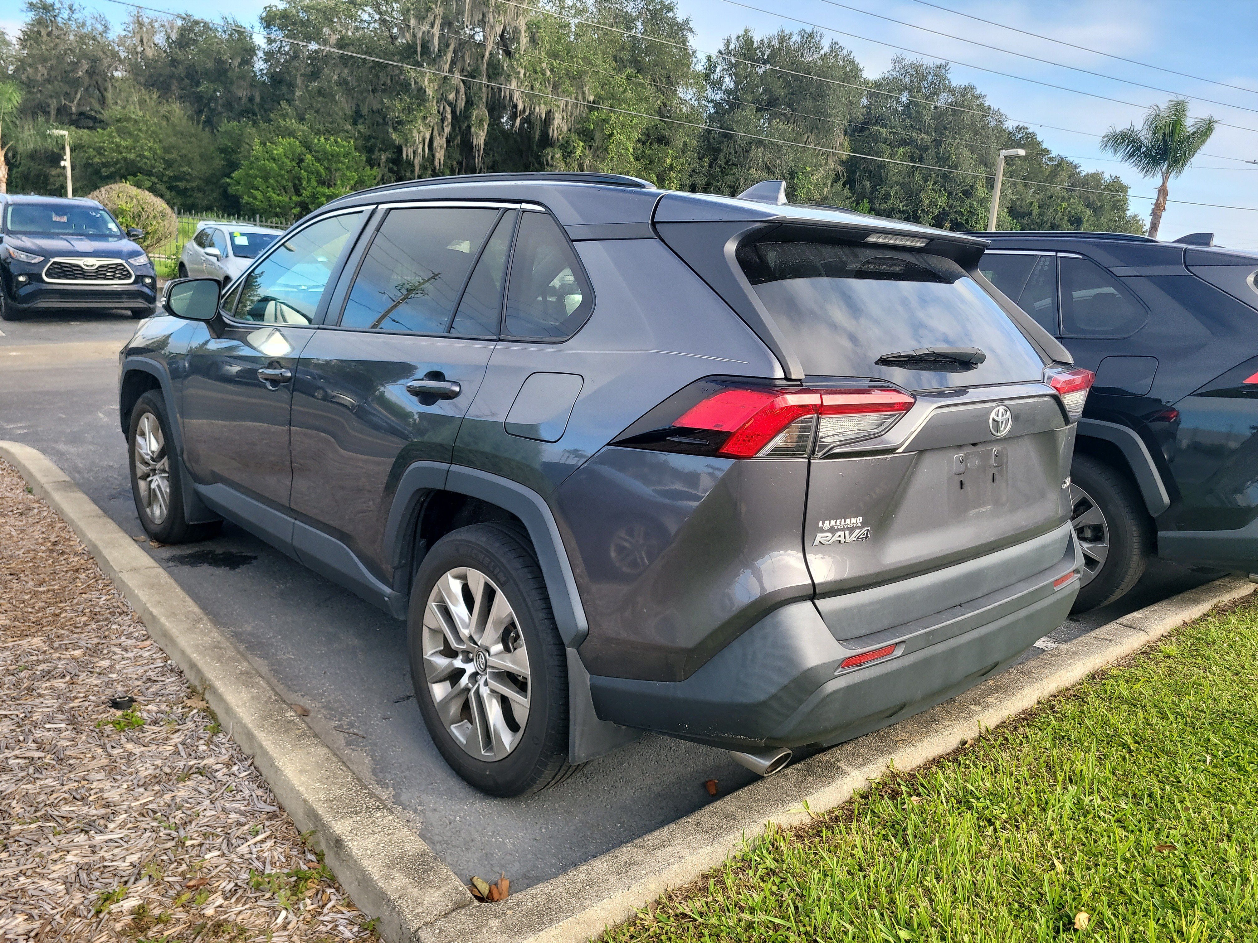 Used 2019 Toyota RAV4 XLE Premium FWD image 5