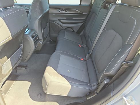 Used 2023 Jeep Grand Cherokee Laredo image 17