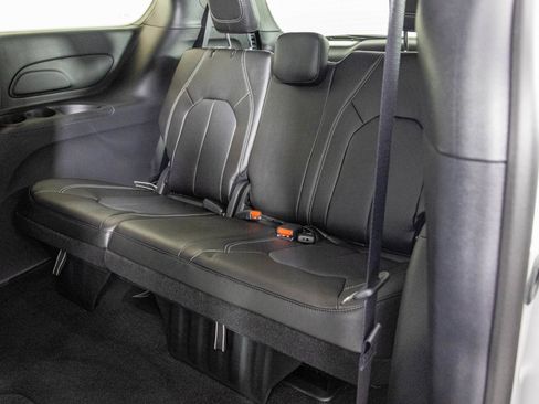 New 2026 Chrysler Pacifica Select AWD/4WD image 32