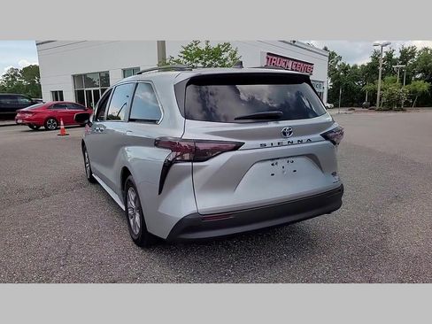 Used 2023 Toyota Sienna XLE image 24