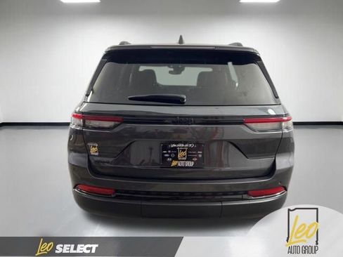 Used 2024 Jeep Grand Cherokee Altitude AWD/4WD image 6