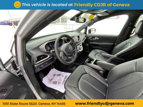 New 2026 Chrysler Pacifica Select image 15