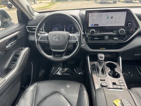 Used 2023 Toyota Highlander Limited AWD/4WD image 9