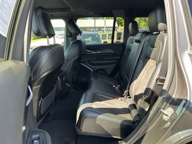 Used 2022 Jeep Grand Cherokee Altitude AWD/4WD image 16