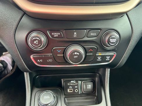 Used 2015 Jeep Cherokee Latitude w/ Cold Weather Group image 31