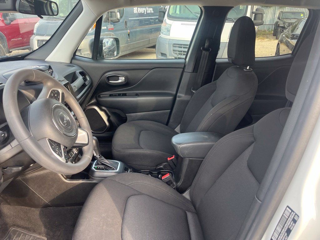 Used 2023 Jeep Renegade Latitude AWD/4WD image 9