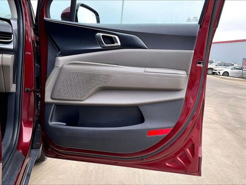 Used 2025 Kia Carnival image 23