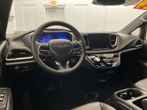 Certified 2025 Chrysler Pacifica Select image 10