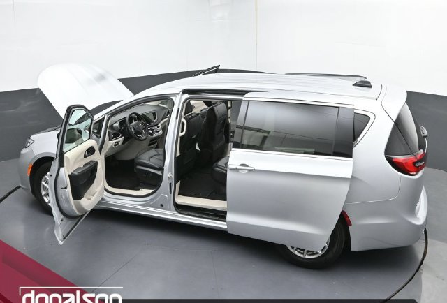 Used 2024 Chrysler Pacifica Touring-L FWD image 26