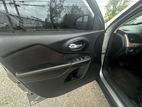 Used 2016 Jeep Cherokee Sport image 11