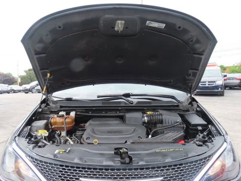 Used 2020 Chrysler Voyager Lxi FWD image 9