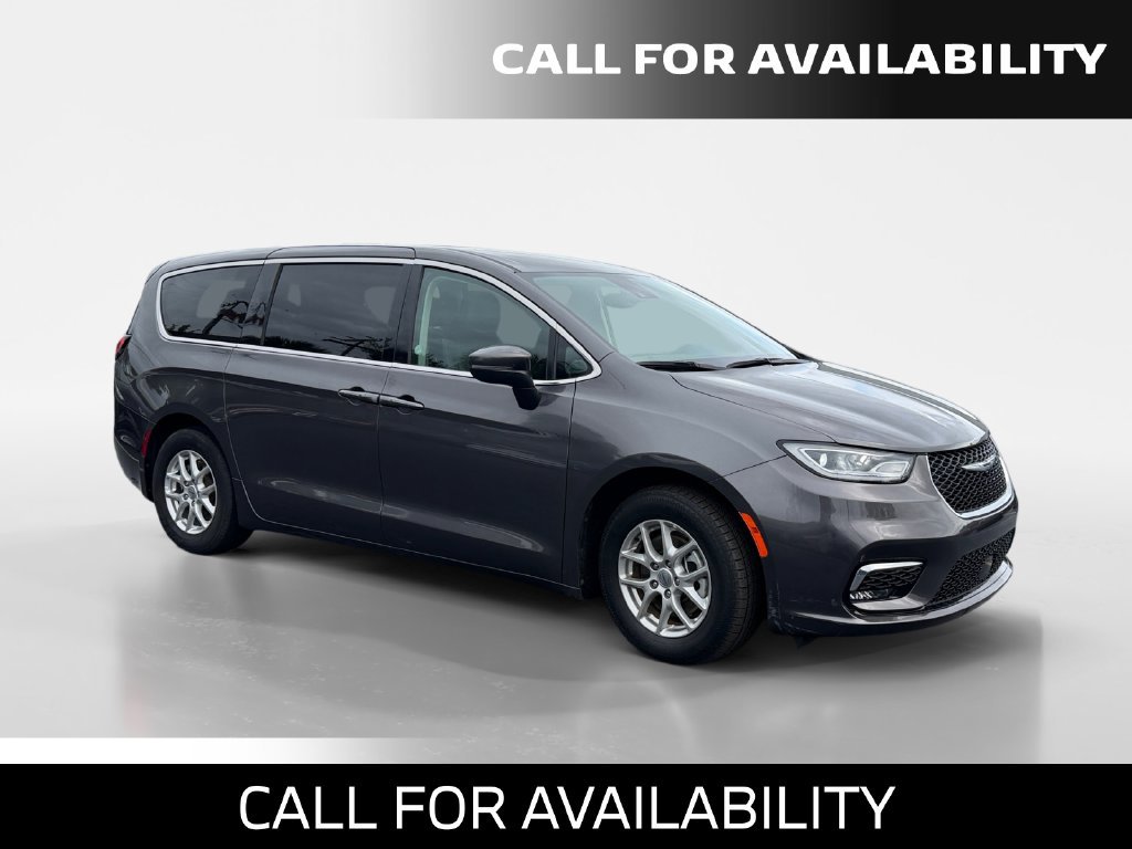 Used 2023 Chrysler Pacifica Touring-L FWD image 7