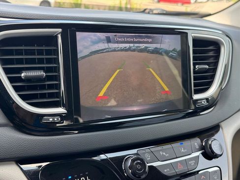 Used 2023 Chrysler Pacifica Touring-L FWD image 24
