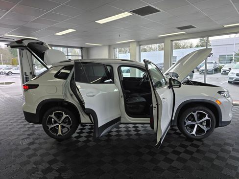 New 2025 Volkswagen Tiguan SE image 18