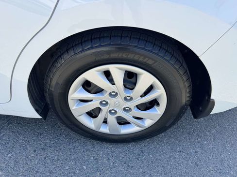 Used 2019 Hyundai Elantra SE FWD image 32
