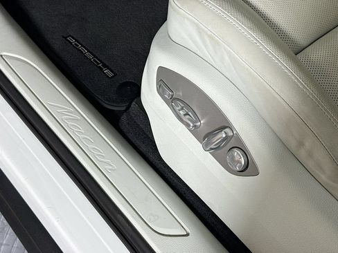 Certified 2023 Porsche Macan AWD/4WD image 24