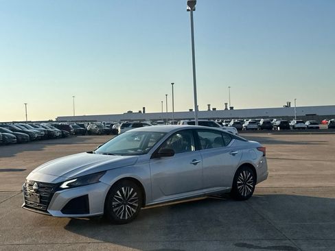 Certified 2025 Nissan Altima 2.5 SV FWD image 12