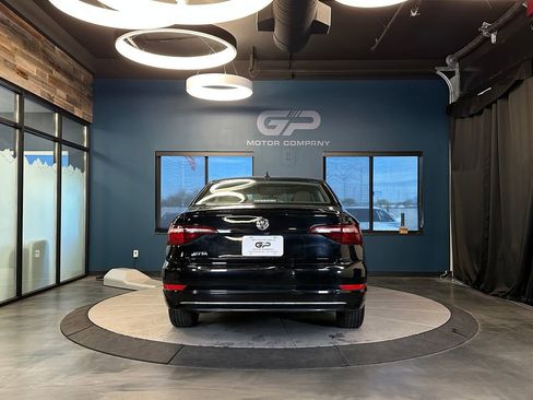 Used 2021 Volkswagen Jetta SE w/ SE Cold Weather Package image 4