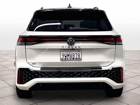 Certified 2026 Volkswagen Tiguan SE R-Line FWD image 8