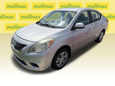 Used 2012 Nissan Versa SV w/ Convenience Pkg FWD image 2