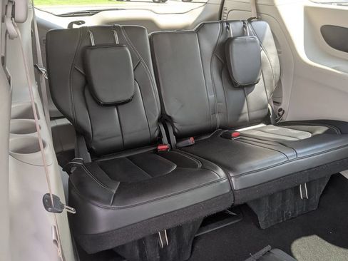 Used 2023 Chrysler Pacifica Touring-L FWD image 30