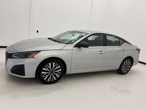 Used 2025 Nissan Altima 2.5 SV FWD image 13