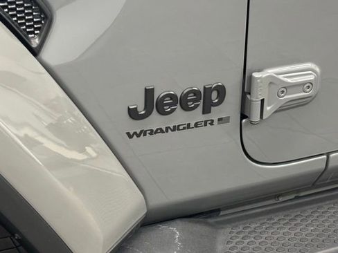 Used 2023 Jeep Wrangler Unlimited Sahara AWD/4WD image 6