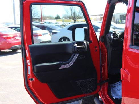 Used 2016 Jeep Wrangler Unlimited Rubicon w/ Connectivity Group AWD/4WD image 19