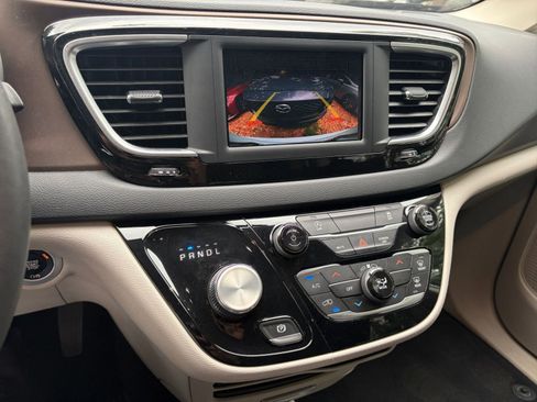 Used 2022 Chrysler Voyager LX FWD image 17