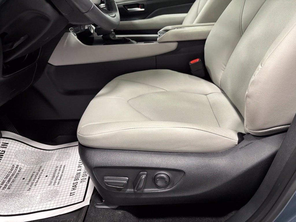 Used 2026 Toyota Grand Highlander AWD image 12