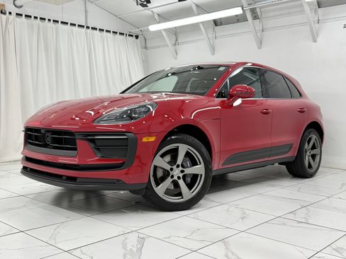 Certified 2024 Porsche Macan image 6
