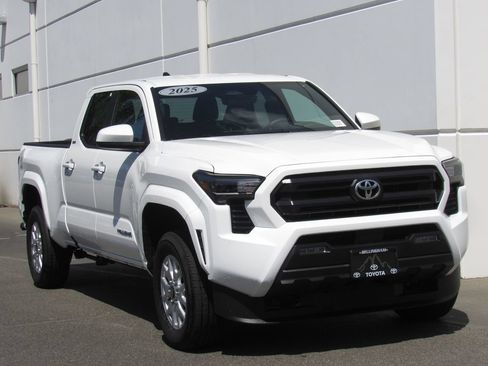 Certified 2025 Toyota Tacoma SR5 AWD/4WD image 2